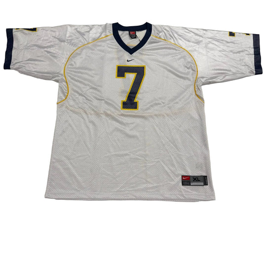 White sports jersey with number 7 on a white background